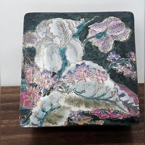 Vintage Porcelain Hand Painted Gold Trim Green Chinese Decorative Trinket Box